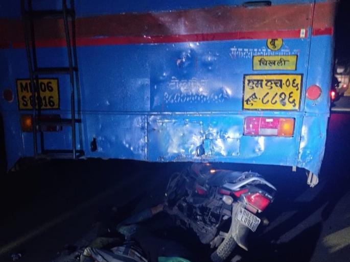 Speeding bike hits ST bus Three people died on the spot | भरधाव दुचाकी एसटी बसवर आदळली; तीन जण जागीच ठार Speeding bike hits ST bus Three people died on the spot | भरधाव दुचाकी एसटी बसवर आदळली; तीन जण जागीच ठार