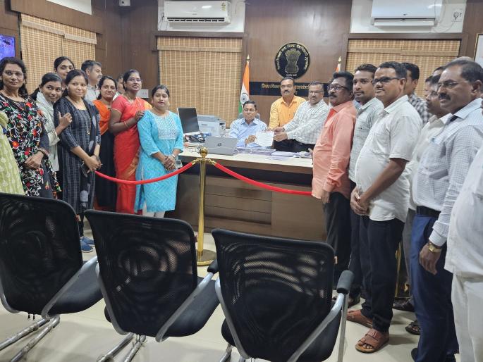 Work stoppage of revenue employees stopped work in district magistrate office tehsil | महसूल कर्मचाऱ्यांचे कामबंद आंदोलनच जिल्हाधिकारी कार्यालय, तहसीलमध्ये कामकाज ठप्प Work stoppage of revenue employees stopped work in district magistrate office tehsil | महसूल कर्मचाऱ्यांचे कामबंद आंदोलनच जिल्हाधिकारी कार्यालय, तहसीलमध्ये कामकाज ठप्प