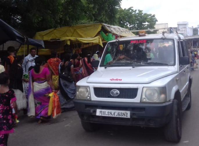 Market meeting in Buldhana district is dispute | बुलडाणा जिल्ह्यातील बाजारातील बैठक वादाच्या भोवऱ्यात Market meeting in Buldhana district is dispute | बुलडाणा जिल्ह्यातील बाजारातील बैठक वादाच्या भोवऱ्यात