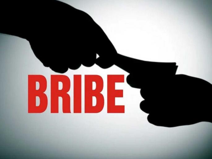 Assistant Public Prosecutor arrested while accepting a bribe of one lakh | एक लाखाची लाच घेताना सहायक सरकारी अभियोक्त्याला अटक Assistant Public Prosecutor arrested while accepting a bribe of one lakh | एक लाखाची लाच घेताना सहायक सरकारी अभियोक्त्याला अटक