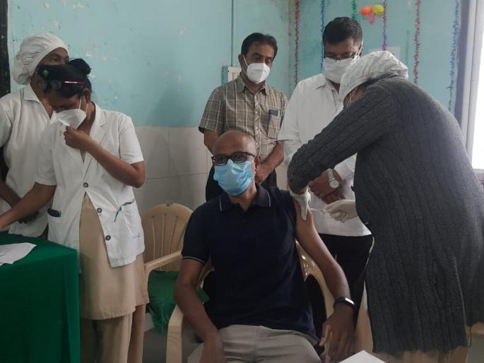 Corona preventive vaccine taken by Buldana District Collector | बुलडाण्याच्या जिल्हाधिकाऱ्यांनी घेतली कोरोना प्रतिबंधक लस Corona preventive vaccine taken by Buldana District Collector | बुलडाण्याच्या जिल्हाधिकाऱ्यांनी घेतली कोरोना प्रतिबंधक लस
