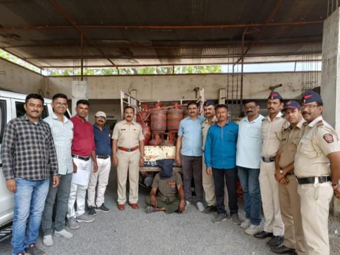 cylinder thieves from police gas godown arrested | पोलिस गॅस गोडाऊनमधील सिलिंडर चोरणारे अटकेत cylinder thieves from police gas godown arrested | पोलिस गॅस गोडाऊनमधील सिलिंडर चोरणारे अटकेत
