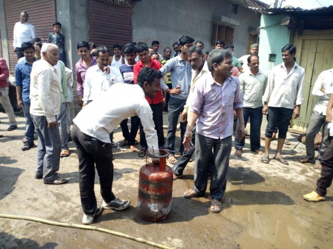 cylinder burn at Shirpur Jain; One injured | शिरपूर जैन येथे सिलिंडरने घेतला अचानक पेट; एक जण जखमी cylinder burn at Shirpur Jain; One injured | शिरपूर जैन येथे सिलिंडरने घेतला अचानक पेट; एक जण जखमी