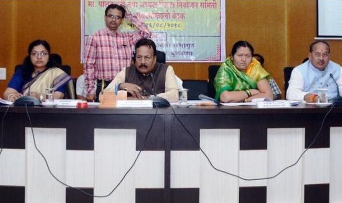 Make quality work from the funds received for district - Madan Yerawar | जिल्ह्याला प्राप्त निधीतून दर्जेदार कामे करावीत - पालकमंत्री मदन येरावार