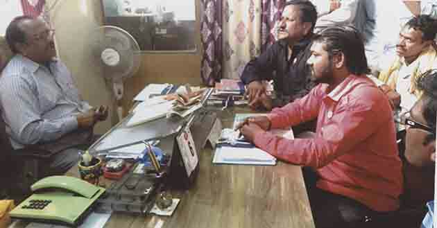 Buldhana district supply officer's table; Unique movement of self respecting | बुलडाणा जिल्हा पुरवठा अधिकाऱ्यांच्या टेबलावर ओतले पैसे;  स्वाभिमानीचे अनोखे आंदोलन Buldhana district supply officer's table; Unique movement of self respecting | बुलडाणा जिल्हा पुरवठा अधिकाऱ्यांच्या टेबलावर ओतले पैसे;  स्वाभिमानीचे अनोखे आंदोलन