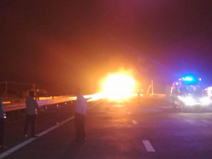 Truck carrying chemicals catches fire on 'Samruddhi' Fortunately no loss of life: driver and helper safe | ‘समृद्धी’ वर केमीकल वाहून नेणारा ट्रक पेटला सुदैवाने जिवीत हानी टळली: चालक व सहाय्यक सुखरूप Truck carrying chemicals catches fire on 'Samruddhi' Fortunately no loss of life: driver and helper safe | ‘समृद्धी’ वर केमीकल वाहून नेणारा ट्रक पेटला सुदैवाने जिवीत हानी टळली: चालक व सहाय्यक सुखरूप