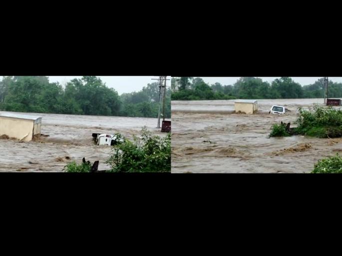 due to heavy rain car and stall were washed away in the flood of bordi river | बोर्डीच्या नदिच्या पूरात कार व टपरी गेली वाहून; सुटाळा- खामगाव मार्ग बंद due to heavy rain car and stall were washed away in the flood of bordi river | बोर्डीच्या नदिच्या पूरात कार व टपरी गेली वाहून; सुटाळा- खामगाव मार्ग बंद