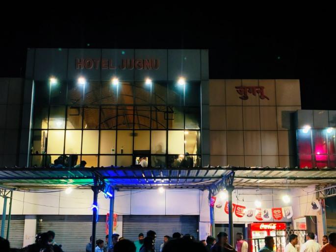 Boyfriend kills girlfriend and end life in hotel in Khamgaon Buldhana | चारित्र्याच्या संशयावरून प्रेयसीवर हल्ला, नंतर स्वतःवर वार; दोघांचाही हॉटेलात मृत्यू Boyfriend kills girlfriend and end life in hotel in Khamgaon Buldhana | चारित्र्याच्या संशयावरून प्रेयसीवर हल्ला, नंतर स्वतःवर वार; दोघांचाही हॉटेलात मृत्यू