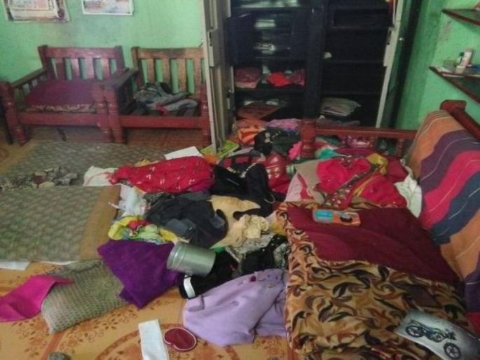 Robbery in the house of bullion trader; 11 lakhs of gold Absconding | सराफा व्यापा-याच्या घरावर दरोडा; 11 लाखांचे सोने पळवले Robbery in the house of bullion trader; 11 lakhs of gold Absconding | सराफा व्यापा-याच्या घरावर दरोडा; 11 लाखांचे सोने पळवले