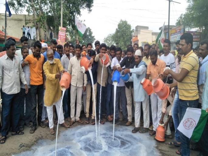 Milk Supply : Seeking subsidy, dairy farmers stop milk supply | Milk Supply : रस्त्यावर दूध ओतून शासनाचा केला निषेध Milk Supply : Seeking subsidy, dairy farmers stop milk supply | Milk Supply : रस्त्यावर दूध ओतून शासनाचा केला निषेध