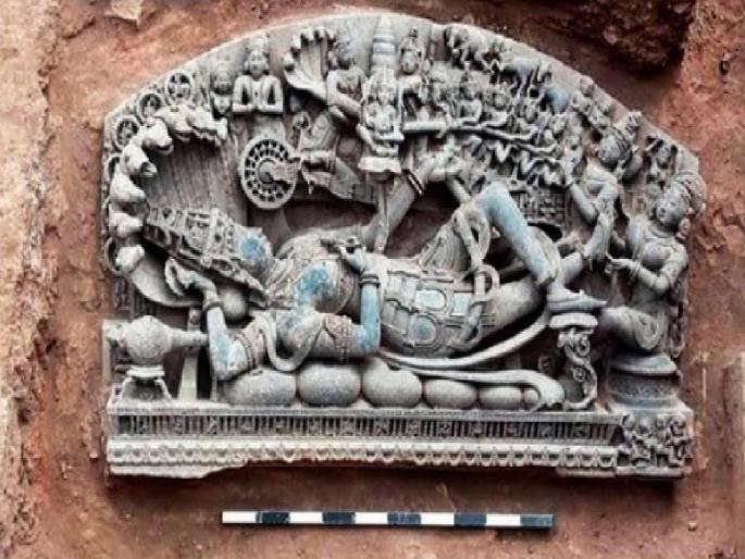 A stone idol of the recumbent Vishnu in churning sea form was found  | समुद्रमंथन रुपातील शेषशायी विष्णूची पाषाणातील मूर्ती सापडली  A stone idol of the recumbent Vishnu in churning sea form was found  | समुद्रमंथन रुपातील शेषशायी विष्णूची पाषाणातील मूर्ती सापडली