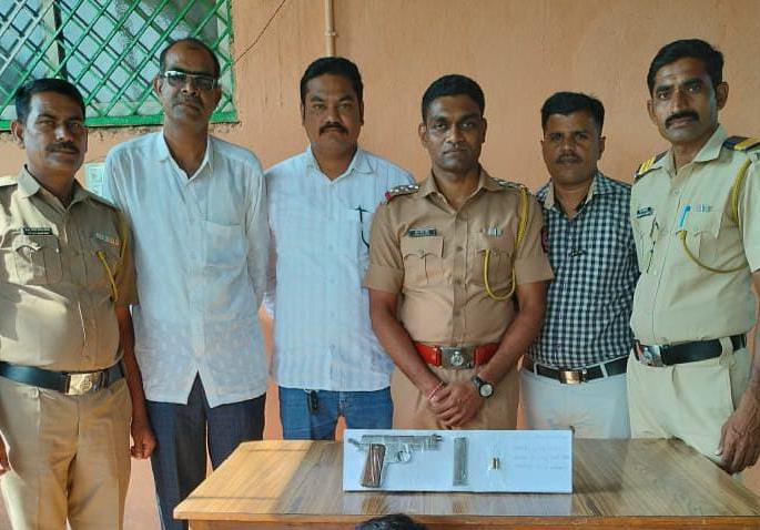 two live cartridges seized with country pistol a youth from deulgaon mahi was arrested | देशी कट्यासह दाेन जिवंत काडतुसे जप्त; देऊळगाव मही येथील तरुणास अटक