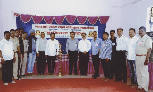 Road safety campaign in Buldana ; Guidance on safety of workers | बुलडाणा आगारात रस्ते सुरक्षितता मोहीम; कामगारांना सुरक्षेविषयी मार्गदर्शन