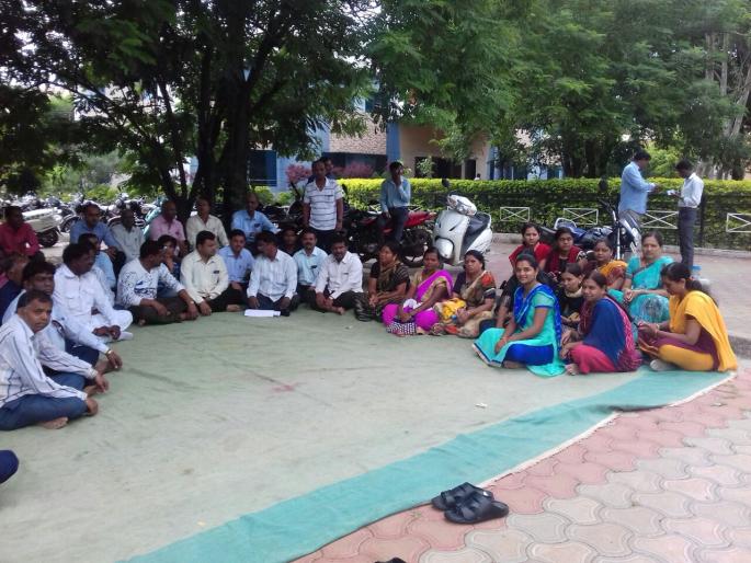 Work afected on the next day due to the strike | संपामुळे दुसऱ्या दिवशीही कामकाज ठप्प; दैनंदिन कामे रखडली, नागरिकांची गैरसोय Work afected on the next day due to the strike | संपामुळे दुसऱ्या दिवशीही कामकाज ठप्प; दैनंदिन कामे रखडली, नागरिकांची गैरसोय