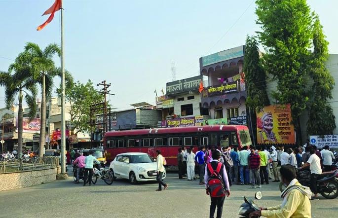 Brake failure of ST bus at busy place Many lives were saved by the drivers initiative | ऐन वर्दळीच्या ठिकाणी एसटी बसचे ब्रेक फेल; चालकाच्या प्रसंगावधानाने वाचले अनेकांचे प्राण!