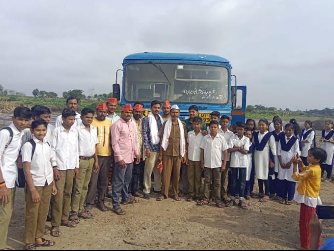 mominabad the bus reached ringanwadi village for the first time | मोमिनाबाद, रिंगणवाडी गावात पहिल्यांदाच पोहोचली बस