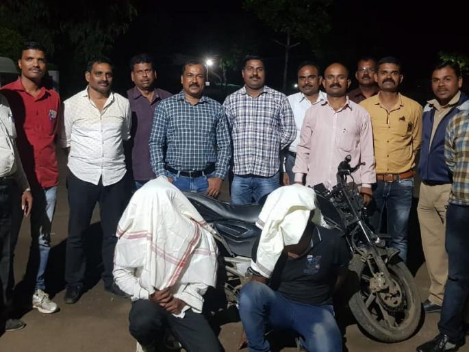 Police arest robbers; Accused in Washim district | आंतरजिल्हास्तरावर लूटमार करणारी टोळी पोलिसांच्या गळाला; आरोपी वाशिम जिल्ह्यातील Police arest robbers; Accused in Washim district | आंतरजिल्हास्तरावर लूटमार करणारी टोळी पोलिसांच्या गळाला; आरोपी वाशिम जिल्ह्यातील
