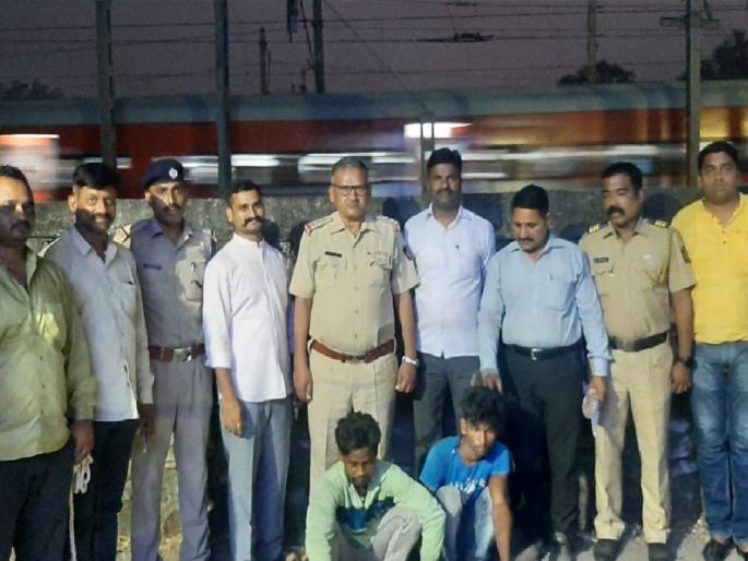 Both the police officers who killed the girl were jailed within 24 hours | युवतीची हत्या करणारे दाेन्ही आराेपी २४ तासातच जेरबंद Both the police officers who killed the girl were jailed within 24 hours | युवतीची हत्या करणारे दाेन्ही आराेपी २४ तासातच जेरबंद