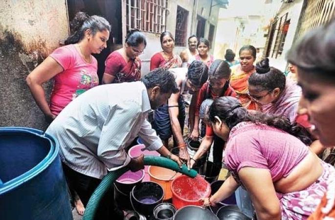 During the monsoon, 20 villages of Buldana district were on tanker | पावसाळ््यातही बुलडाणा जिल्ह्यातील २० गावांची तहान टँकरवर During the monsoon, 20 villages of Buldana district were on tanker | पावसाळ््यातही बुलडाणा जिल्ह्यातील २० गावांची तहान टँकरवर