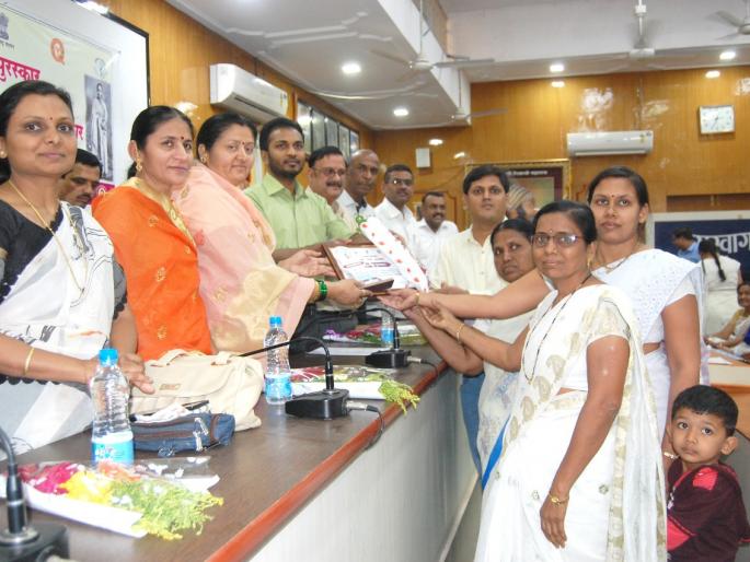Buldhana district Distribution of health department award | बुलडाणा जि. प. आरोग्य विभागाच्या पुरस्कारांचे वितरण