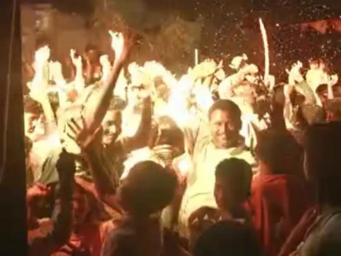 groom danced with sword in marriage, case registered in khamgao buldhana | नवरदेवाला लग्नात तलवार घेऊन नाचने भोवले, गुन्हा दाखल groom danced with sword in marriage, case registered in khamgao buldhana | नवरदेवाला लग्नात तलवार घेऊन नाचने भोवले, गुन्हा दाखल