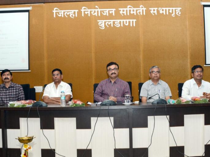 Buldhana Collector guidence to students | तिमिरातून तेजाकडे नेण्यासाठी स्पर्धा परीक्षा उत्तम पर्याय - जिल्हाधिकारी पुलकुंडवार Buldhana Collector guidence to students | तिमिरातून तेजाकडे नेण्यासाठी स्पर्धा परीक्षा उत्तम पर्याय - जिल्हाधिकारी पुलकुंडवार