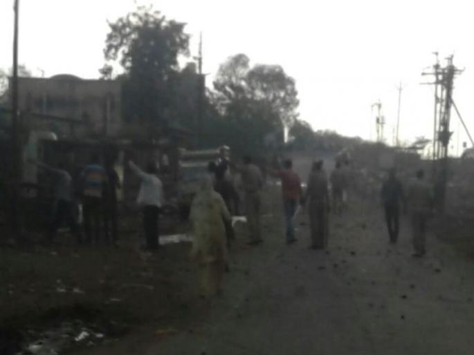 violence in khamgaon after two groups attacked each other | बुलडाण्यात दोन गटांमध्ये दगडफेक; पाच जखमी, एकाची प्रकृती गंभीर violence in khamgaon after two groups attacked each other | बुलडाण्यात दोन गटांमध्ये दगडफेक; पाच जखमी, एकाची प्रकृती गंभीर