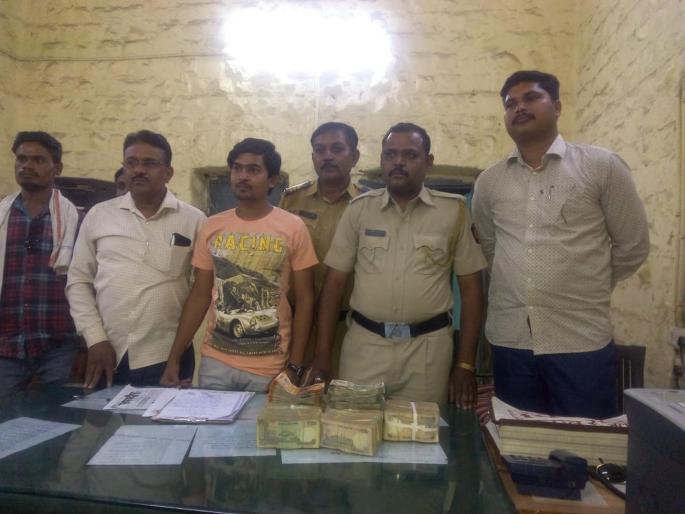 Cash of Rs 4.5 lakh in cash was caught in Khamgaon! | खामगावात साडेचार लाख रुपयांची रोकड पकडली ! Cash of Rs 4.5 lakh in cash was caught in Khamgaon! | खामगावात साडेचार लाख रुपयांची रोकड पकडली !
