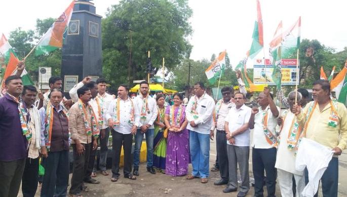 The protest by the Congress in Buldhana | सुब्रमण्यम स्वामींच्या लिखाणाचा काँग्रेसकडून निषेध The protest by the Congress in Buldhana | सुब्रमण्यम स्वामींच्या लिखाणाचा काँग्रेसकडून निषेध