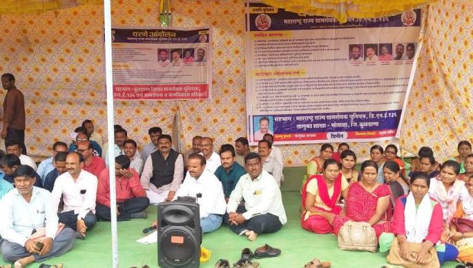 Non-cooperation of Gramsevak; agitation at Buldhana ZP | ग्रामसेवकांचा असहकार' कायम;  संघटनेचे जि. प. समोर धरणे Non-cooperation of Gramsevak; agitation at Buldhana ZP | ग्रामसेवकांचा असहकार' कायम;  संघटनेचे जि. प. समोर धरणे