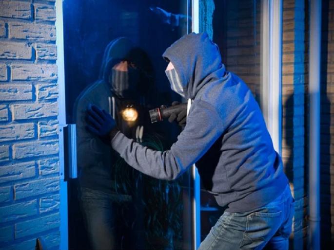 man came down in gallery demant of sex to woman pune crime news | ‘तो’ दोरीने उतरून गॅलरीतून घरात आला अन् महिलेकडे केली शरीरसुखाची मागणी