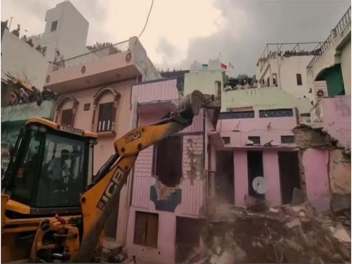 No demolition even if person is convicted; Supreme Court words against bulldozer Action | 'बुलडोझर एक्शन'वर सुप्रीम कोर्टाची कठोर भूमिका; "जरी एखादा दोषी असेल तरीही..." No demolition even if person is convicted; Supreme Court words against bulldozer Action | 'बुलडोझर एक्शन'वर सुप्रीम कोर्टाची कठोर भूमिका; "जरी एखादा दोषी असेल तरीही..."