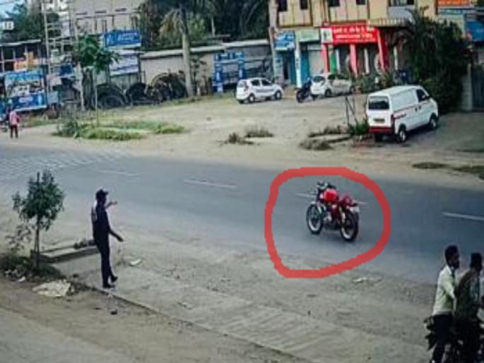 In Pune, Narayangaon residents experienced the shock of unmanned bullets after an accident | पुण्यात नारायणगावकरांनी अनुभवला अपघातानंतर विनाचालक बुलेटचा थरार In Pune, Narayangaon residents experienced the shock of unmanned bullets after an accident | पुण्यात नारायणगावकरांनी अनुभवला अपघातानंतर विनाचालक बुलेटचा थरार