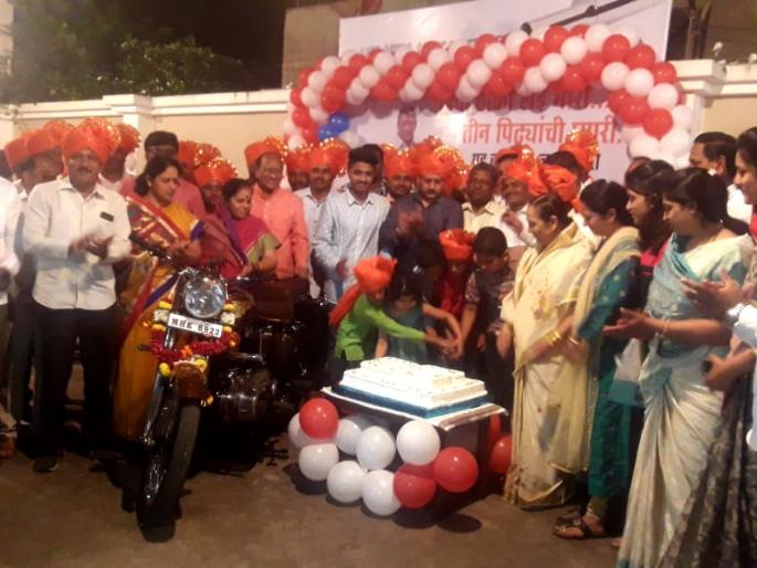 Celebrate the 5th birthday of a bullet train! | दुचाकीचा असाही ५० वा वाढदिवस साजरा, गावातून मारला फेरफटका-कापला केक