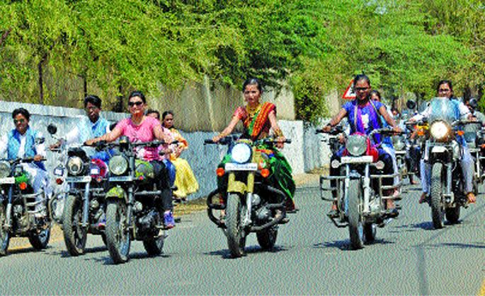 Women's Day Special: Two hundred kilograms of bullet rides, the young woman of Solapur! | Women's Day Special :दोनशे किलोची बुलेट लिलया पेलून स्वार होतात सोलापूरच्या युवती ! Women's Day Special: Two hundred kilograms of bullet rides, the young woman of Solapur! | Women's Day Special :दोनशे किलोची बुलेट लिलया पेलून स्वार होतात सोलापूरच्या युवती !