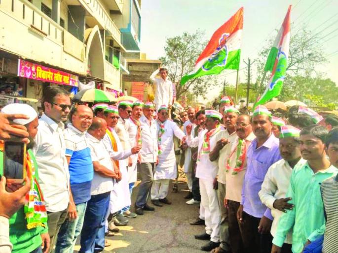 Bajrangi Morcha protest against inflation! | भाववाढ विरोधात मेहकरात काँग्रेसचा बैलगाडी मोर्चा! Bajrangi Morcha protest against inflation! | भाववाढ विरोधात मेहकरात काँग्रेसचा बैलगाडी मोर्चा!