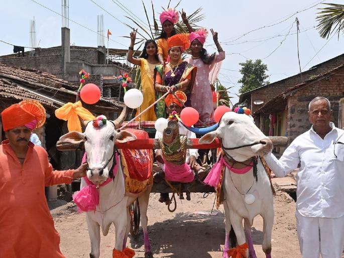 The bride and groom came to the wedding hall in a bullock cart in Sangli | ‘जुनं ते सोनं’! बैलगाडीतून नववधू आली, जुनी विवाह परंपरा जपली; सांगलीतील लग्नसोहळा चर्चेत The bride and groom came to the wedding hall in a bullock cart in Sangli | ‘जुनं ते सोनं’! बैलगाडीतून नववधू आली, जुनी विवाह परंपरा जपली; सांगलीतील लग्नसोहळा चर्चेत