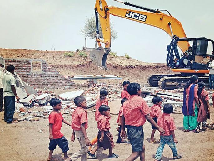 Bulldozer challenge to 'those' knots | ‘त्या’ पोरांना बुलडोझरचे आव्हान