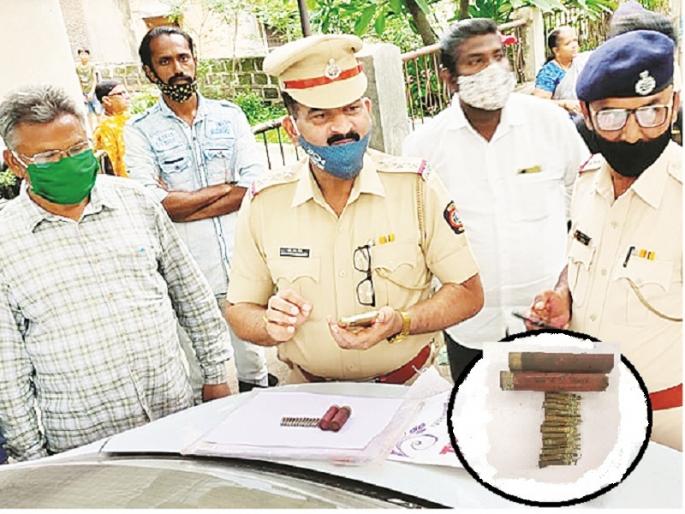 Shocking! 15 live cartridges were found while dumping garbage in the bell cart | खळबळजनक ! उच्चभ्रू वसाहतीत कचऱ्यात सापडली १५ जिवंत काडतुसे Shocking! 15 live cartridges were found while dumping garbage in the bell cart | खळबळजनक ! उच्चभ्रू वसाहतीत कचऱ्यात सापडली १५ जिवंत काडतुसे
