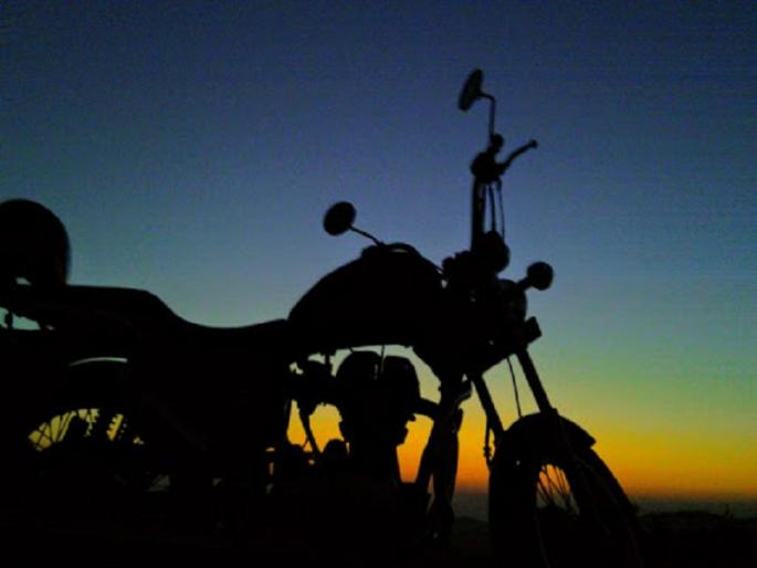 Threatening the youth, the police removed the bike and mobile phone | तरुणाला धमकावत तोतया पोलिसाने दुचाकी व मोबाईल लांबविला Threatening the youth, the police removed the bike and mobile phone | तरुणाला धमकावत तोतया पोलिसाने दुचाकी व मोबाईल लांबविला