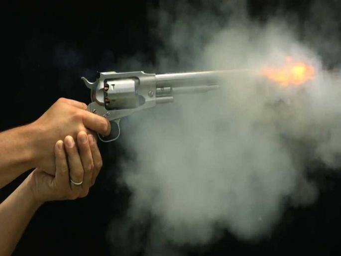 CAA protest Narrow escape for Firozabad Police Constable after a bullet got stuck in his wallet | CAA Protest: पोलीस हवालदाराच्या बुलेटप्रूफ जॅकेटमध्ये गोळी घुसली; अन्... CAA protest Narrow escape for Firozabad Police Constable after a bullet got stuck in his wallet | CAA Protest: पोलीस हवालदाराच्या बुलेटप्रूफ जॅकेटमध्ये गोळी घुसली; अन्...