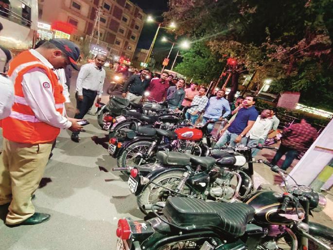 500 'Bullets' were fined by the police in 5 hours in Chhatrapati Sambhajinagar | ५०० 'बुलेट'राजांचा पोलिसांनी ५ तासात वाजवला 'बाजा'; 'फटाका' सायलेन्सर घेतले काढून 500 'Bullets' were fined by the police in 5 hours in Chhatrapati Sambhajinagar | ५०० 'बुलेट'राजांचा पोलिसांनी ५ तासात वाजवला 'बाजा'; 'फटाका' सायलेन्सर घेतले काढून