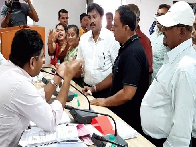Bullet train hearing erupted; The farmers are angry | जबरदस्तीने जमीन घ्यायला ही मोगलाई आहे का?; बुलेट ट्रेन प्रकल्पबाधित शेतकऱ्यांचा संतप्त सवाल Bullet train hearing erupted; The farmers are angry | जबरदस्तीने जमीन घ्यायला ही मोगलाई आहे का?; बुलेट ट्रेन प्रकल्पबाधित शेतकऱ्यांचा संतप्त सवाल