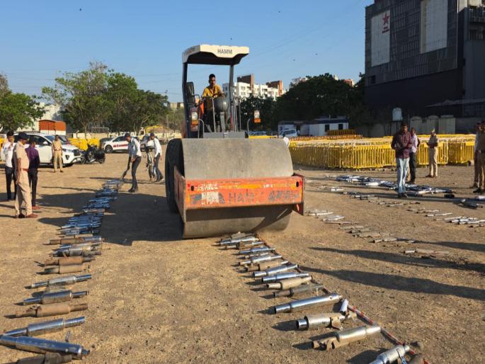 Pimpri Chinchwad Police bulldozers roll over bullet silencers | बुलेटच्या धडकी भरवणाऱ्या सायलन्सर पोलिसांनी फिरवला बुलडोजर Pimpri Chinchwad Police bulldozers roll over bullet silencers | बुलेटच्या धडकी भरवणाऱ्या सायलन्सर पोलिसांनी फिरवला बुलडोजर