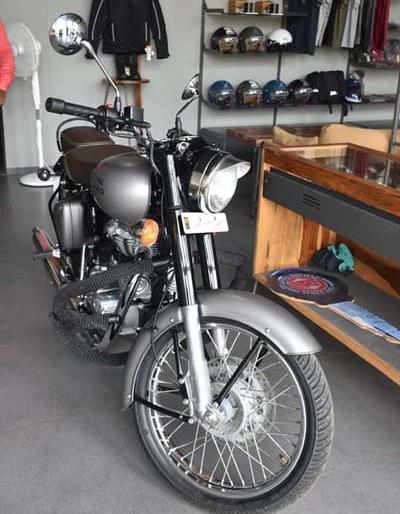 Crafted bullet king | खान्देशकर झाले बुलेटराजा Crafted bullet king | खान्देशकर झाले बुलेटराजा