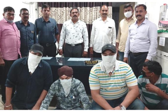 Raid on Bullock Cart Bar at Sadar, Nagpur | नागपूरच्या सदर येथील बुलक कार्ट बारवर धाड Raid on Bullock Cart Bar at Sadar, Nagpur | नागपूरच्या सदर येथील बुलक कार्ट बारवर धाड