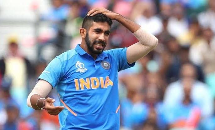 Former Pakistan cricketer insults Jasprit Bumrah | पाकिस्तानच्या माजी क्रिकेटपटूने केला जसप्रीत बुमराचा अपमान