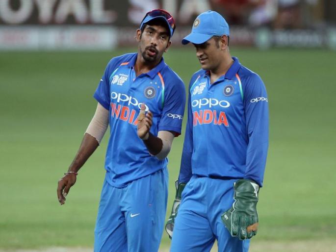 IND vs PAK: jaspreet bumrah delivery surprize ms dhoni | IND vs PAK : जसप्रीत बुमराने टाकलेल्या चेंडूवर अनुभवी महेंद्रसिंह धोनीही हडबडला, पाहा व्हिडिओ