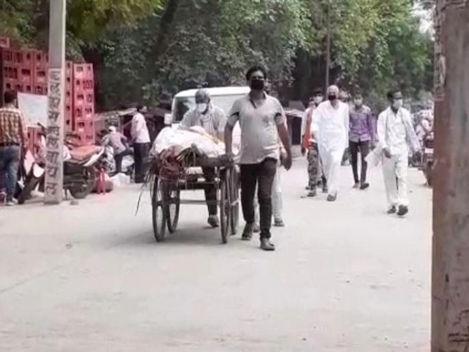 corona virus bundelkhand old man dies in suspicious condition after fever no one involved funeral | इथे ओशाळली माणुसकी! खांदा द्यायला ४ माणसंही मिळेनात; मृत वडिलांना हातगाडीवरून नेण्याची वेळ