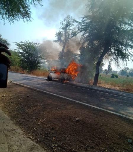 The car suddenly caught abruptly near Jirggaon in Yaval taluka | यावल तालुक्यातील गिरडगाव जवळ कारने अचानक पेट घेतला
